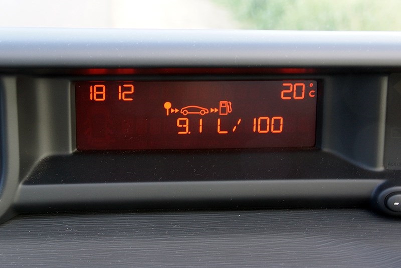 Расход топлива на дисплее автомобиля