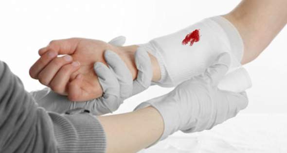 Оказание помощи в медицинских перчатках