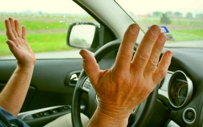 Руль автомобиля тянет влево или вправо — причины, как устранить