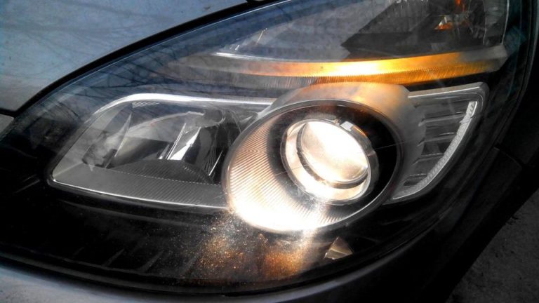 Как заменить лампочку ближнего света: инструкция, советы