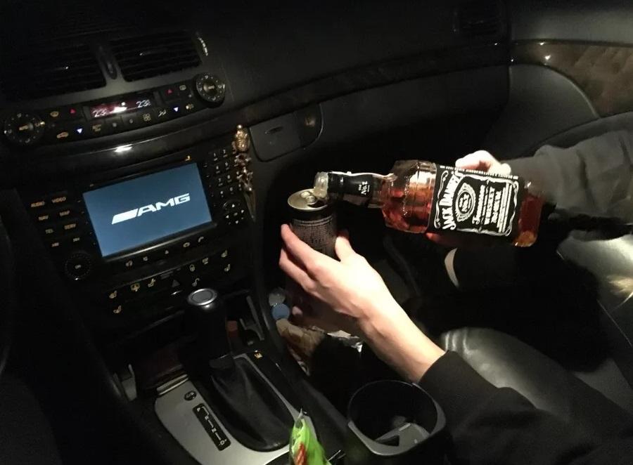 Употребление алкоголя в машине