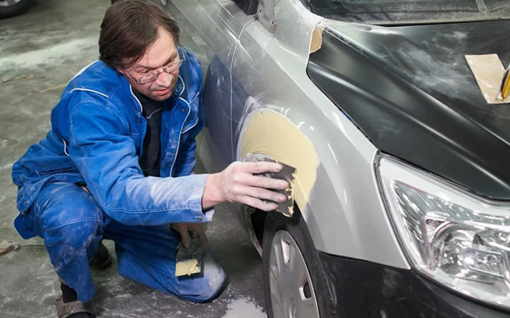 Как наносить шпаклевку на автомобиль. Шпаклёвка мш100. Шпатлевание машины. Пластик шпаклевать. Шпакля со стекловолокном.